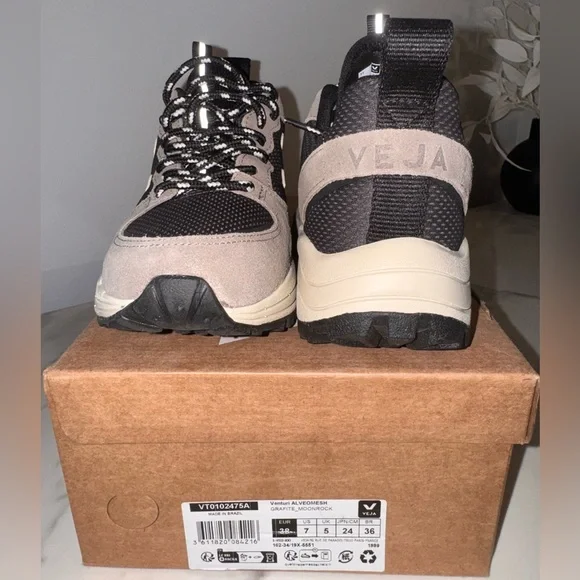 Veja Venturi Black and White Sneakers Sz 7 - Picture 3 of 9